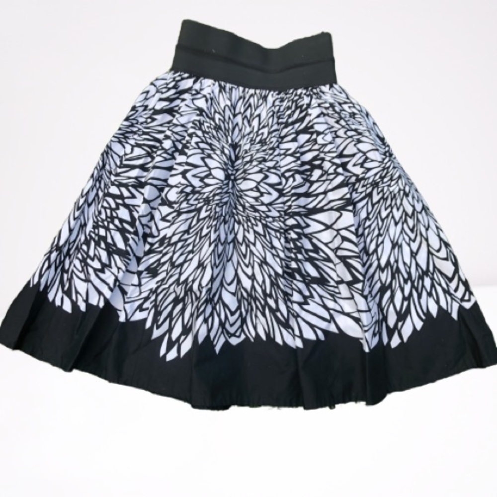 Gorgeous Black and White Skirt    GG2